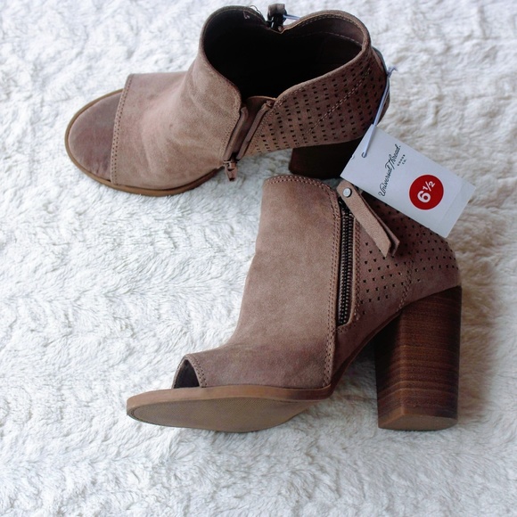 Universal Thread Shoes - NWT Universal thread open toed platform heels
